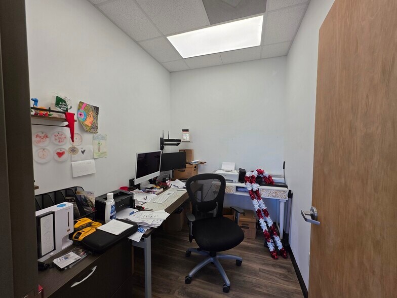 More Photos Of 61 Schinger Ave, Ridgeland Showroom For Lease