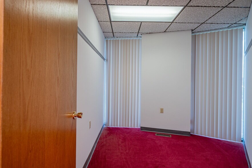 More Photos Of 1080 Caroline Dr, Washington Office For Sale