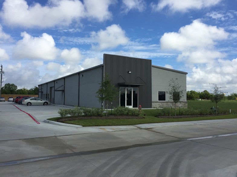 Primary Photo Of 1419 Atlantis Dr, Webster Industrial For Lease