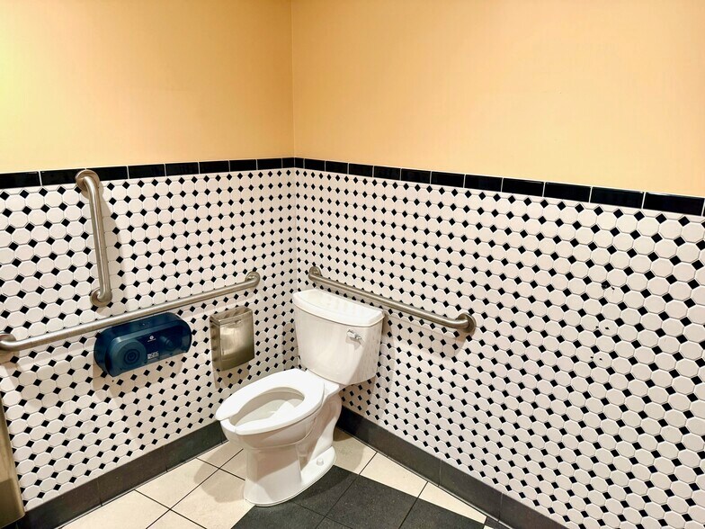 More Photos Of 500 N Giant City Rd, Carbondale Fast Food For Sale