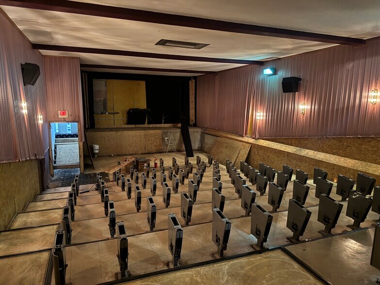 More Photos Of 208 Wolf River Plz, New London Sports And Entertainment For Sale