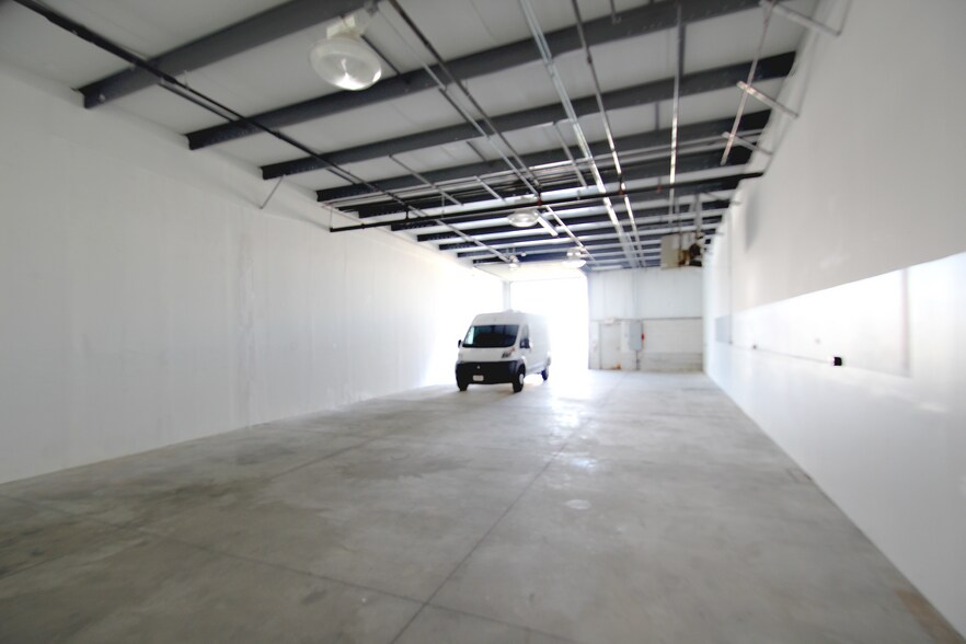 More Photos Of 2557-2571 Center Rd, Hinckley Warehouse For Lease