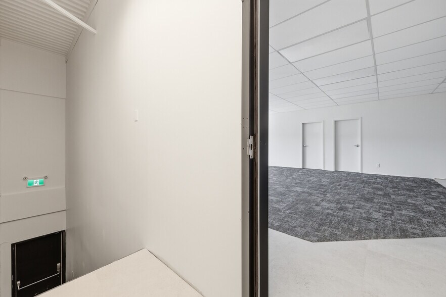 More Photos Of 1015 Boul Lionel-Boulet, Varennes Warehouse For Lease