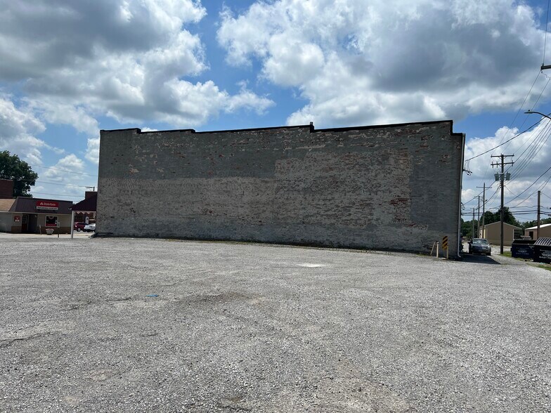 More Photos Of 300 E Broadway Blvd, Johnston City Specialty For Sale