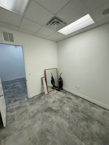 More Photos Of 7361 International Pl, Sarasota Showroom For Lease