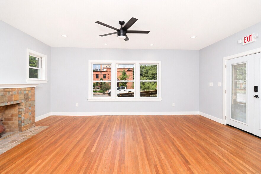More Photos Of 105 S Zang Blvd, Dallas Office For Sale