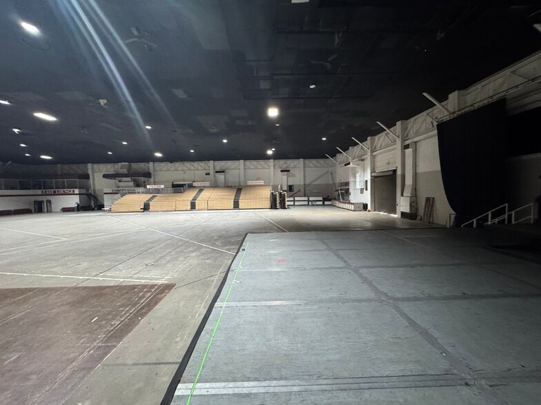 More Photos Of 10408 State Highway 64 E, Tyler Theater Concert Hall For Sale