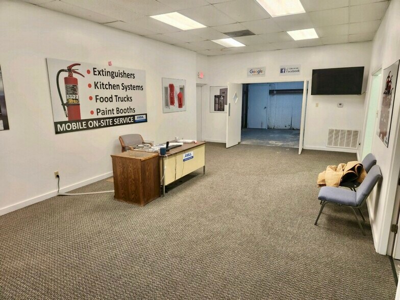 More Photos Of 5424 W Oak St, Palestine Showroom For Lease