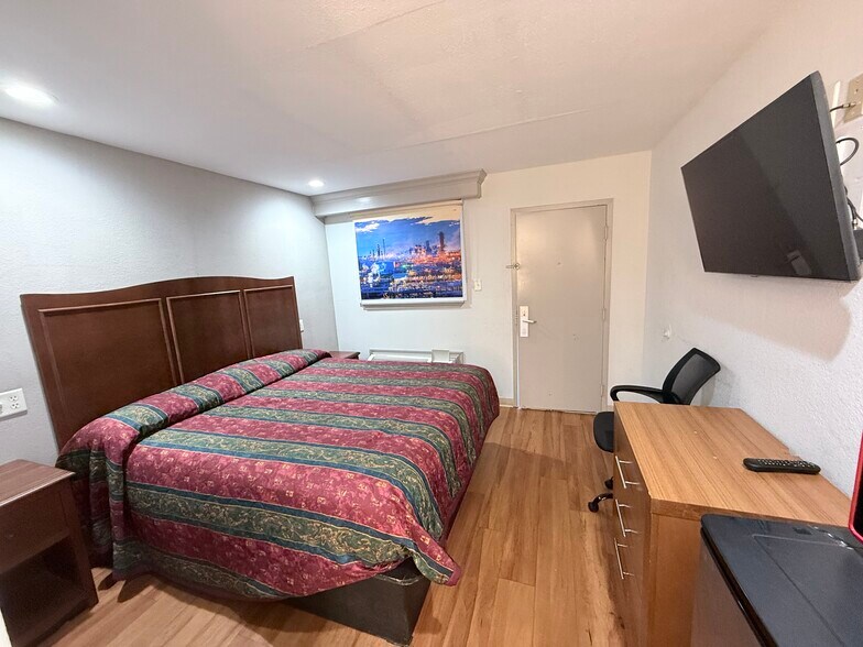 More Photos Of 1902 Texas Ave, Texas City Hotel For Sale