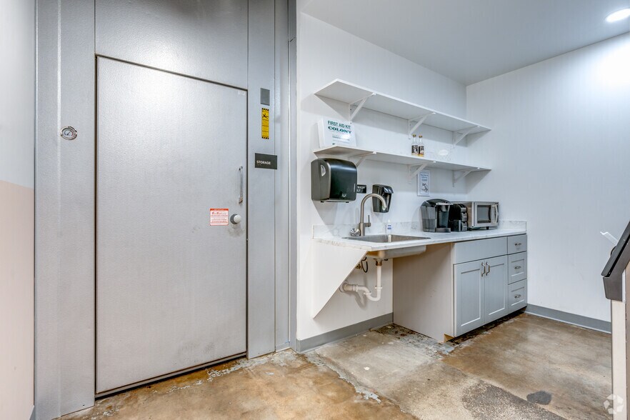 More Photos Of 3004-3008 Cullen St, Fort Worth Distribution For Lease