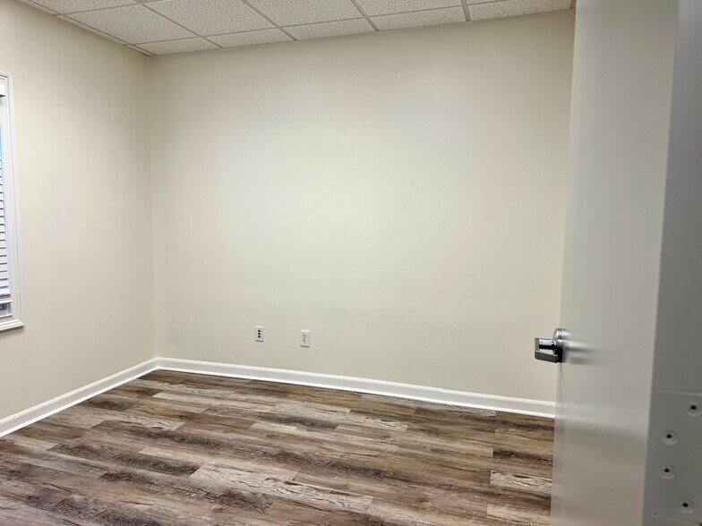 More Photos Of 201-204 Bombay Ln, Roswell Medical For Lease