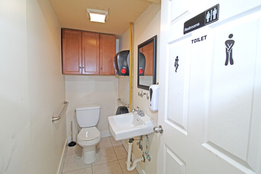 More Photos Of 308-312 S Main St, Wharton General Retail For Lease