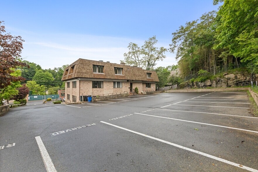 More Photos Of 7 Riversville Rd, Greenwich Medical For Lease