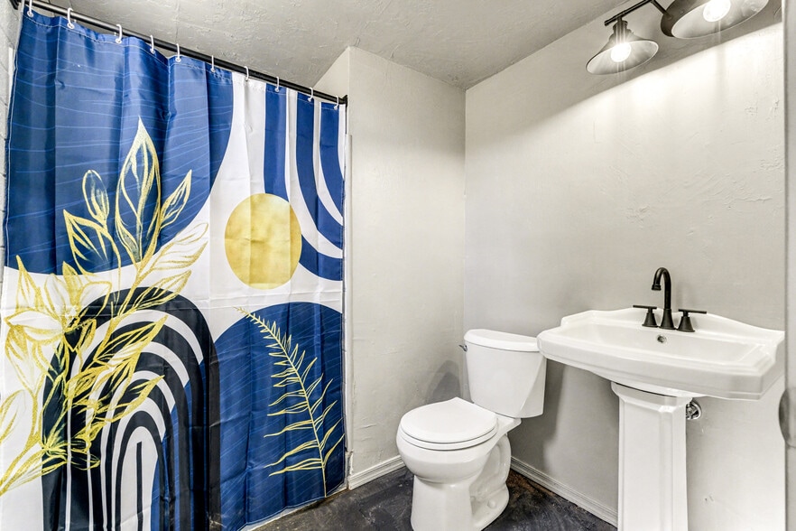 More Photos Of 1417-1421 E Washington St, Phoenix Warehouse For Sale