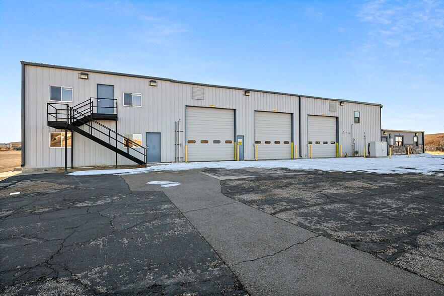 More Photos Of 71 Allegiance Cir, Evanston Warehouse For Lease