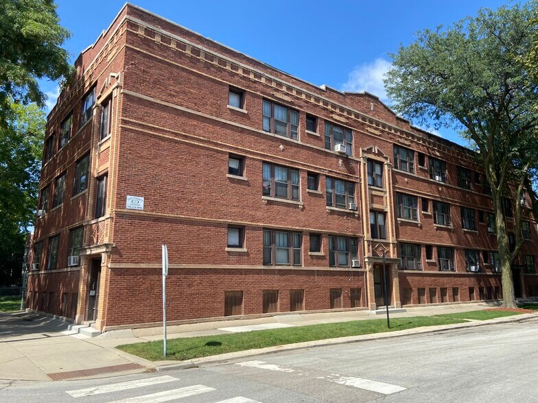 More Photos Of 4832 W Montrose Ave, Chicago Apartments For Sale