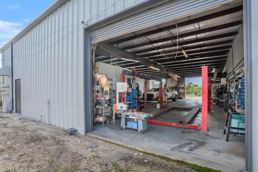 More Photos Of 1925 12th St, Sarasota Light Manufacturing For Lease