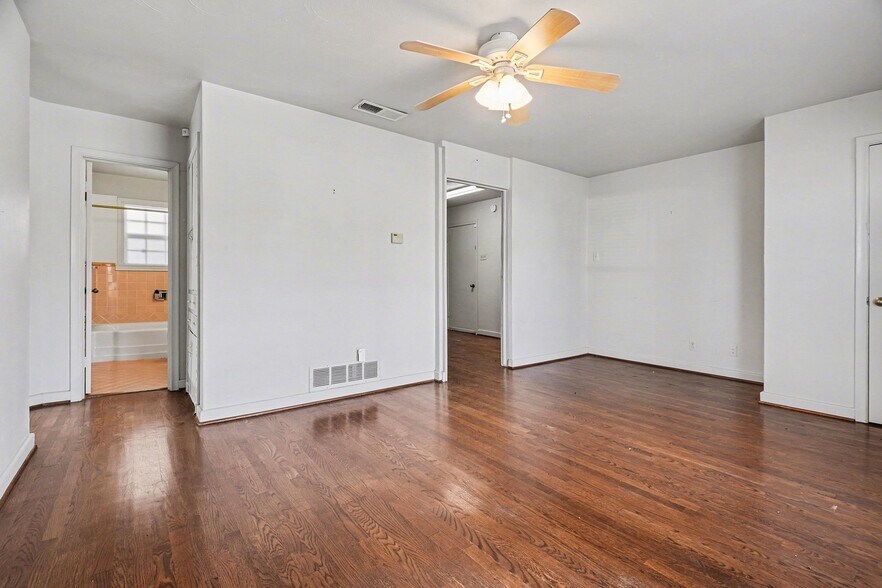 More Photos Of 1004 18th Pl, Plano Office For Lease