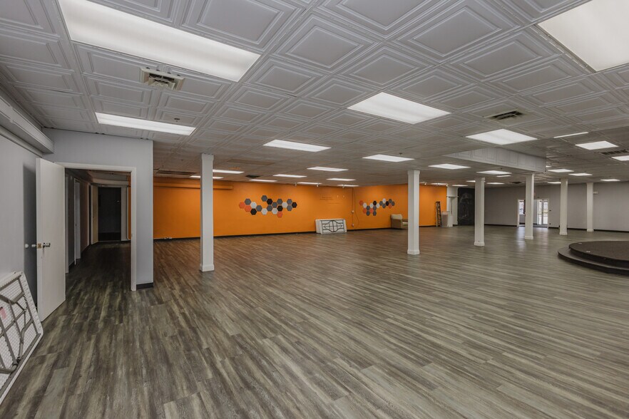 More Photos Of 724 N Main St, Newton Storefront For Sale