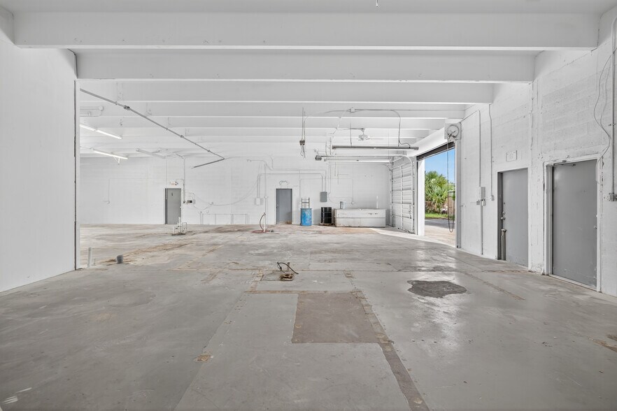 More Photos Of 1460 Cypress Dr, Jupiter Warehouse For Lease