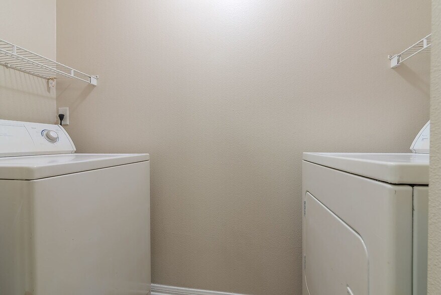 More Photos Of 31 E MacArthur Crescent Dr, Santa Ana Apartments For Lease