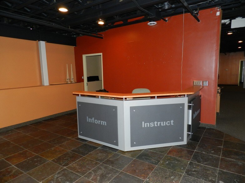 More Photos Of 7 N Saginaw St, Pontiac Office For Lease