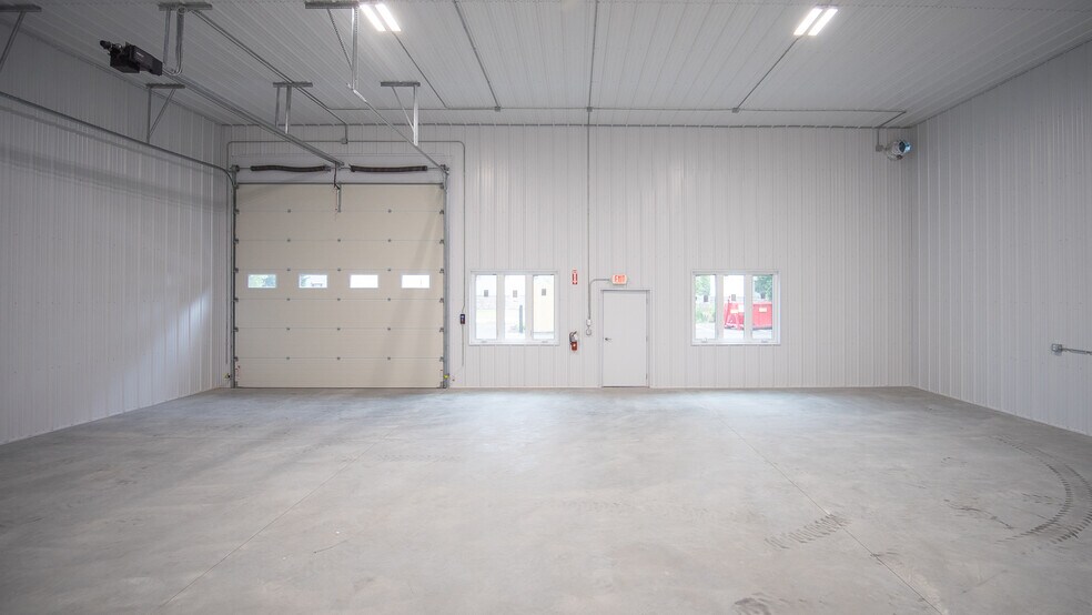 More Photos Of 332 Service NE ct, Rochester Warehouse For Lease