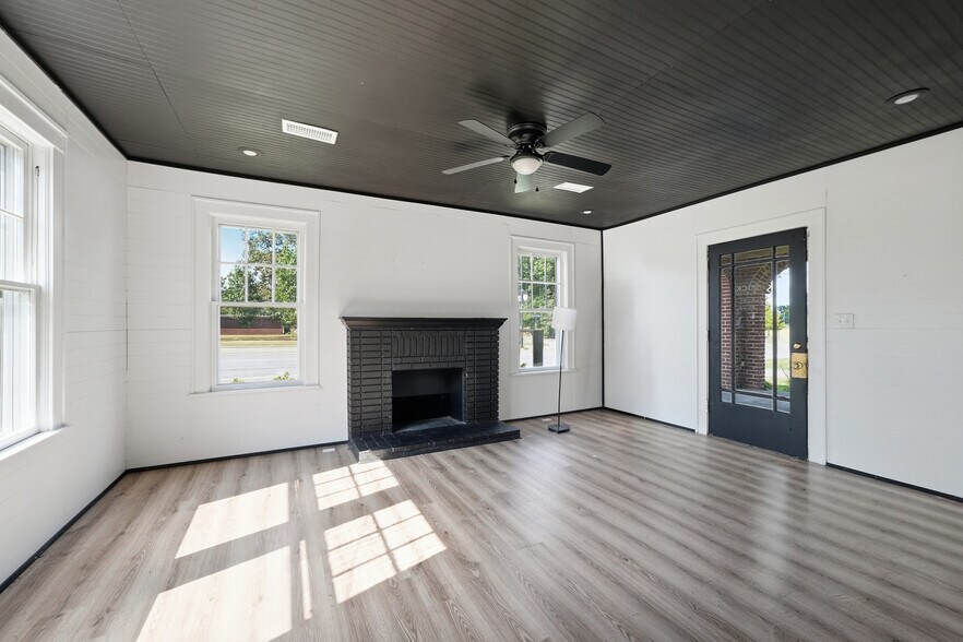More Photos Of 2405 Prince St, Conway Office For Sale