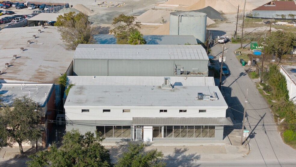 More Photos Of 5011 Navigation Blvd, Houston Warehouse For Lease