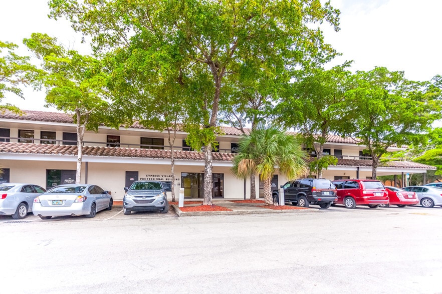 Primary Photo Of 7480 Fairway Dr, Miami Lakes Medical For Lease