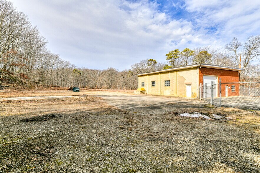 More Photos Of 314 Monmouth Rd, Millstone Warehouse For Lease