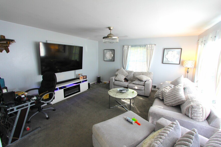 More Photos Of 1757 Main St, Green Bay Storefront Retail Office For Sale