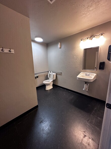 More Photos Of 524 Tower Dr, Moore Flex For Lease