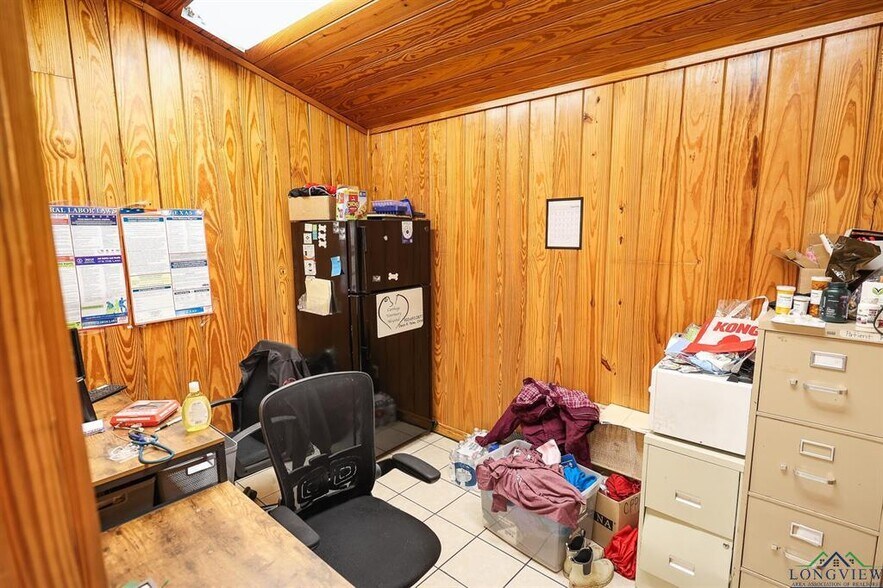 More Photos Of 1024 US Highway 59 N, Carthage Veterinarian Kennel For Sale