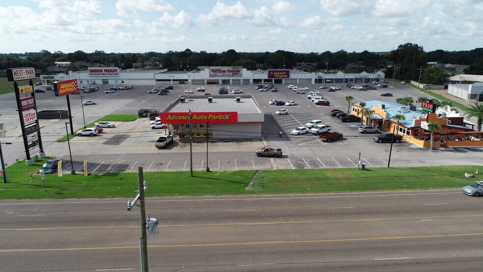 More Photos Of 800-840 E Admiral Doyle Dr, New Iberia Department Store For Sale