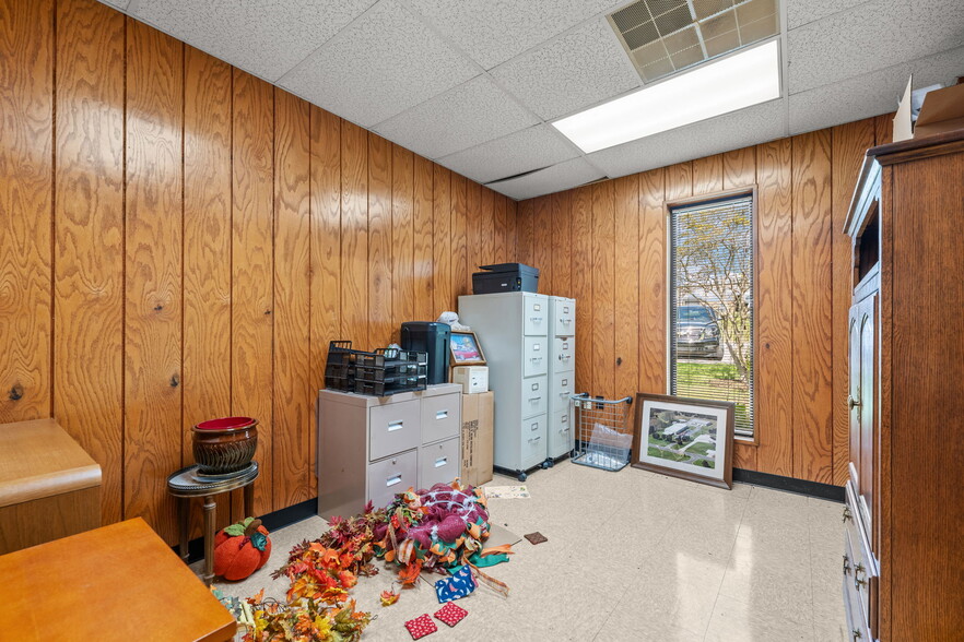 More Photos Of 2245 A Air Park Dr, Burlington Warehouse For Lease