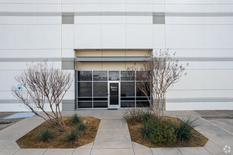 More Photos Of 2951 Northern Cross Blvd, Fort Worth Unknown For Lease