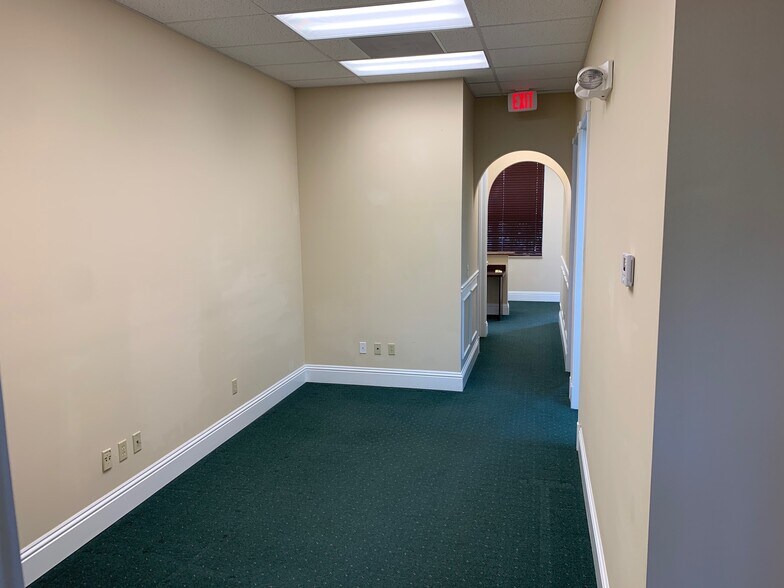 More Photos Of 1935 Commerce Ln, Jupiter Office For Lease