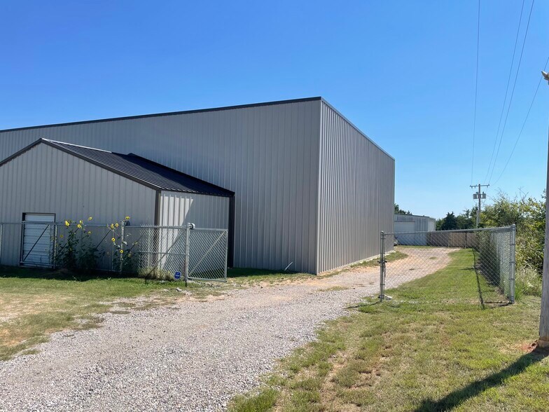 More Photos Of 18608 NE 23rd St, Harrah Light Distribution For Lease