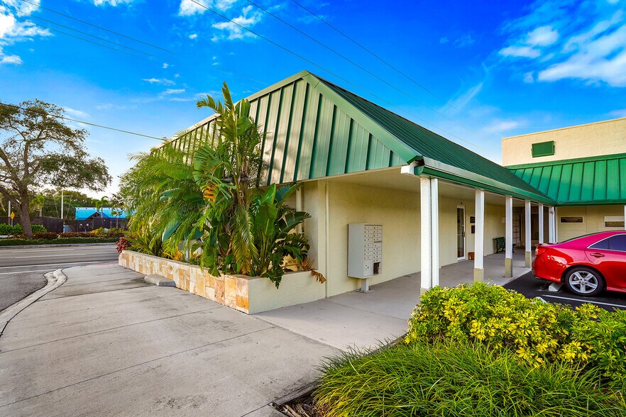 More Photos Of 611 SW Federal Hwy, Stuart Office For Lease