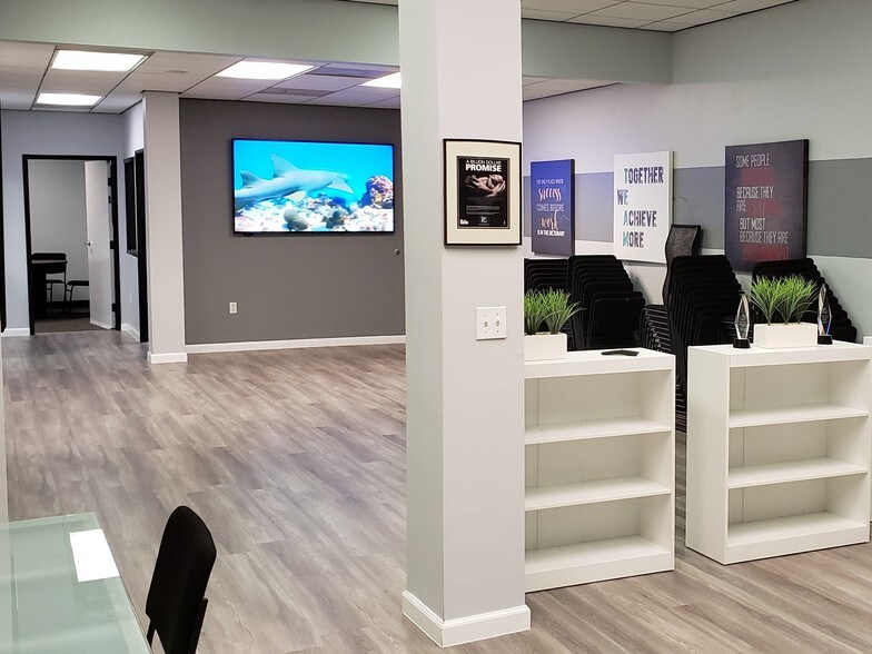 More Photos Of 14925-14945 Ventura Blvd, Sherman Oaks Office For Lease