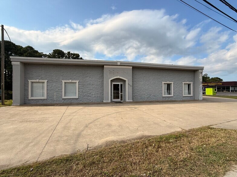 More Photos Of 2618 Airline Blvd, Portsmouth Showroom For Sale