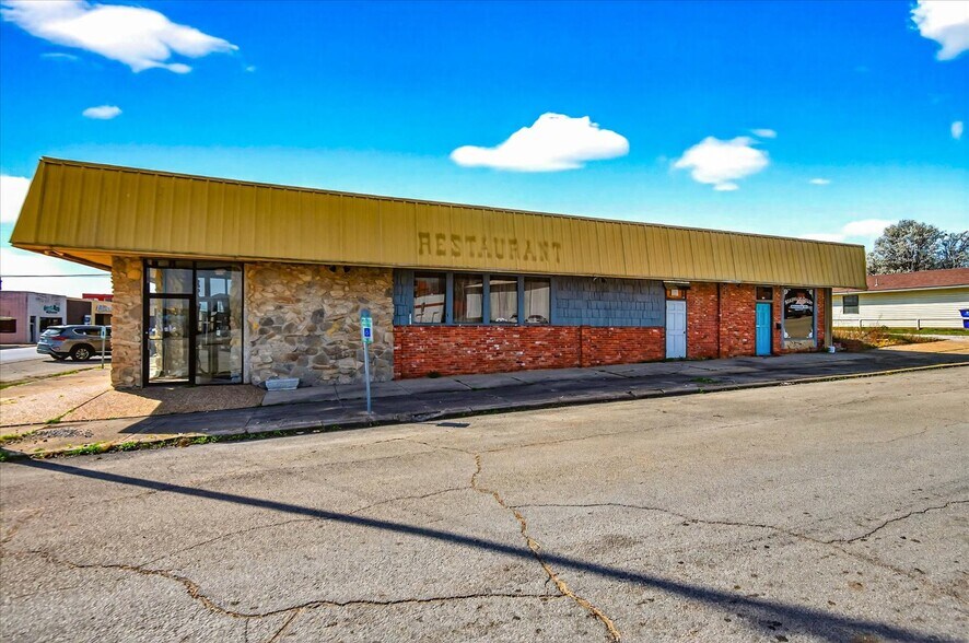 More Photos Of 121 N Maple St, Nowata Storefront For Sale