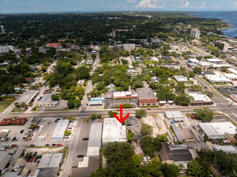 More Photos Of 1027 9th St W, Bradenton Shelter For Lease