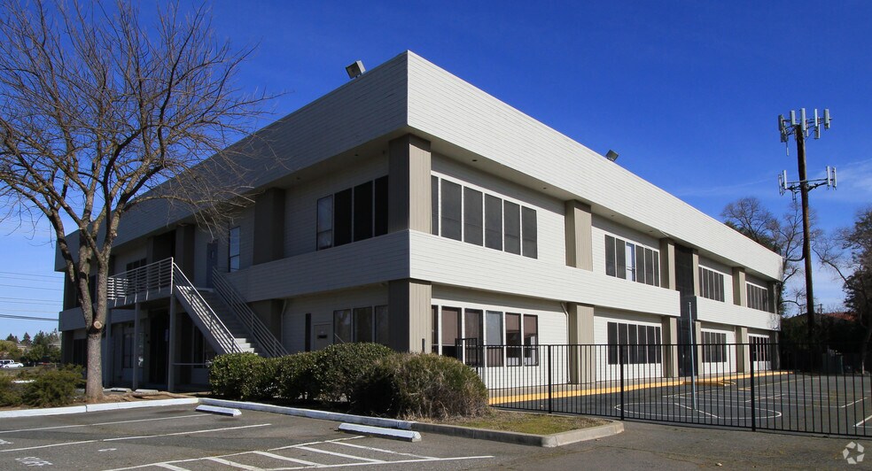 More Photos Of 4718-4740 Engle Rd, Carmichael Loft Creative Space For Lease