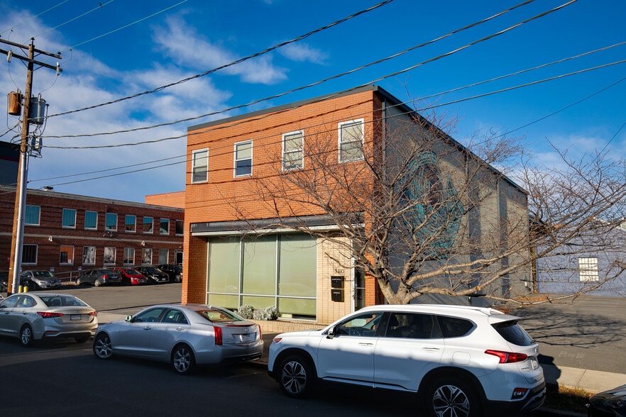 More Photos Of 3310 W Clay St, Richmond Showroom For Lease