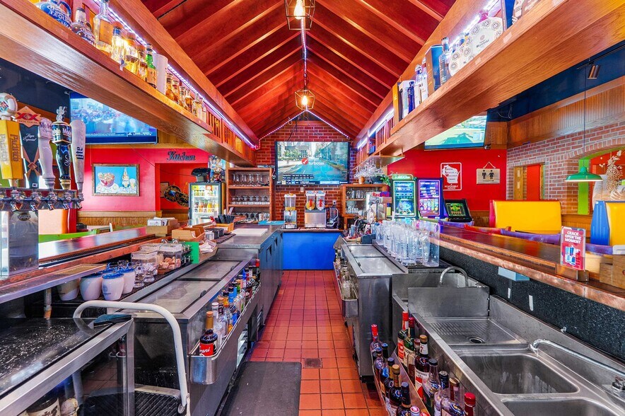 More Photos Of 850 Kepler Dr, Green Bay Restaurant For Sale