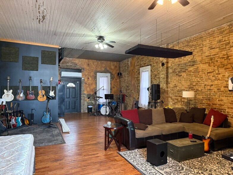 More Photos Of 207 W Main St, Ash Grove General Retail For Sale