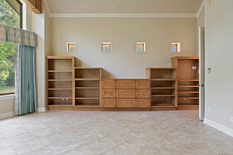 More Photos Of 16621 Hereford Dr, Tomball Flex For Sale