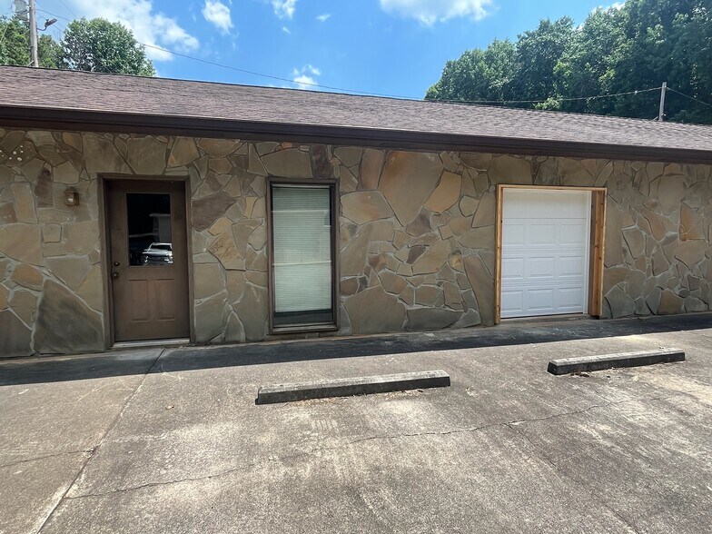 More Photos Of 109 Elliott Industrial Dr, Woodstock Flex For Lease